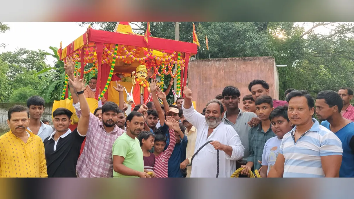 घूरती रथ के दौरान राजा पुष्पेंद्रनाथ सिंह देव सहित अन्य श्रद्धालु | Prabhat Khabar Network घूरती रथ के दौरान राजा पुष्पेंद्रनाथ सिंह देव सहित अन्य श्रद्धालु | Prabhat Khabar Network