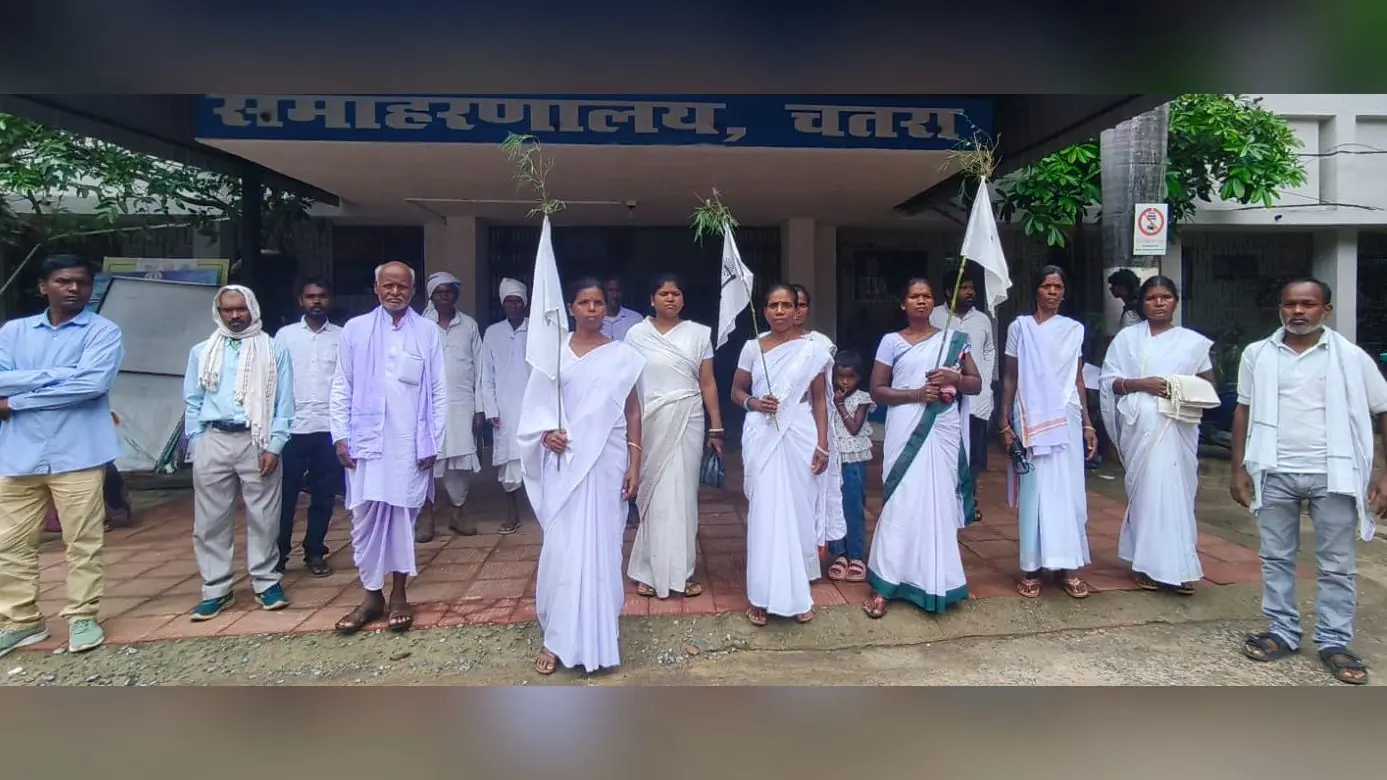 चतरा समाहारणालय के समक्ष प्रदर्शन करते टाना भगत. | Prabhat Khabar Network चतरा समाहारणालय के समक्ष प्रदर्शन करते टाना भगत. | Prabhat Khabar Network