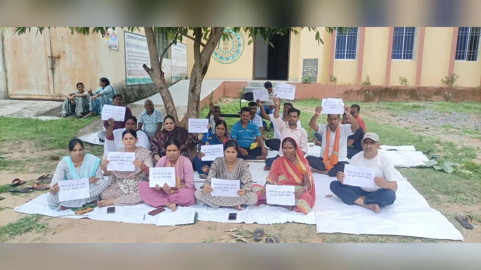 सतगावां में धरना पर बैठे कर्मी. | Prabhat Khabar Network सतगावां में धरना पर बैठे कर्मी. | Prabhat Khabar Network
