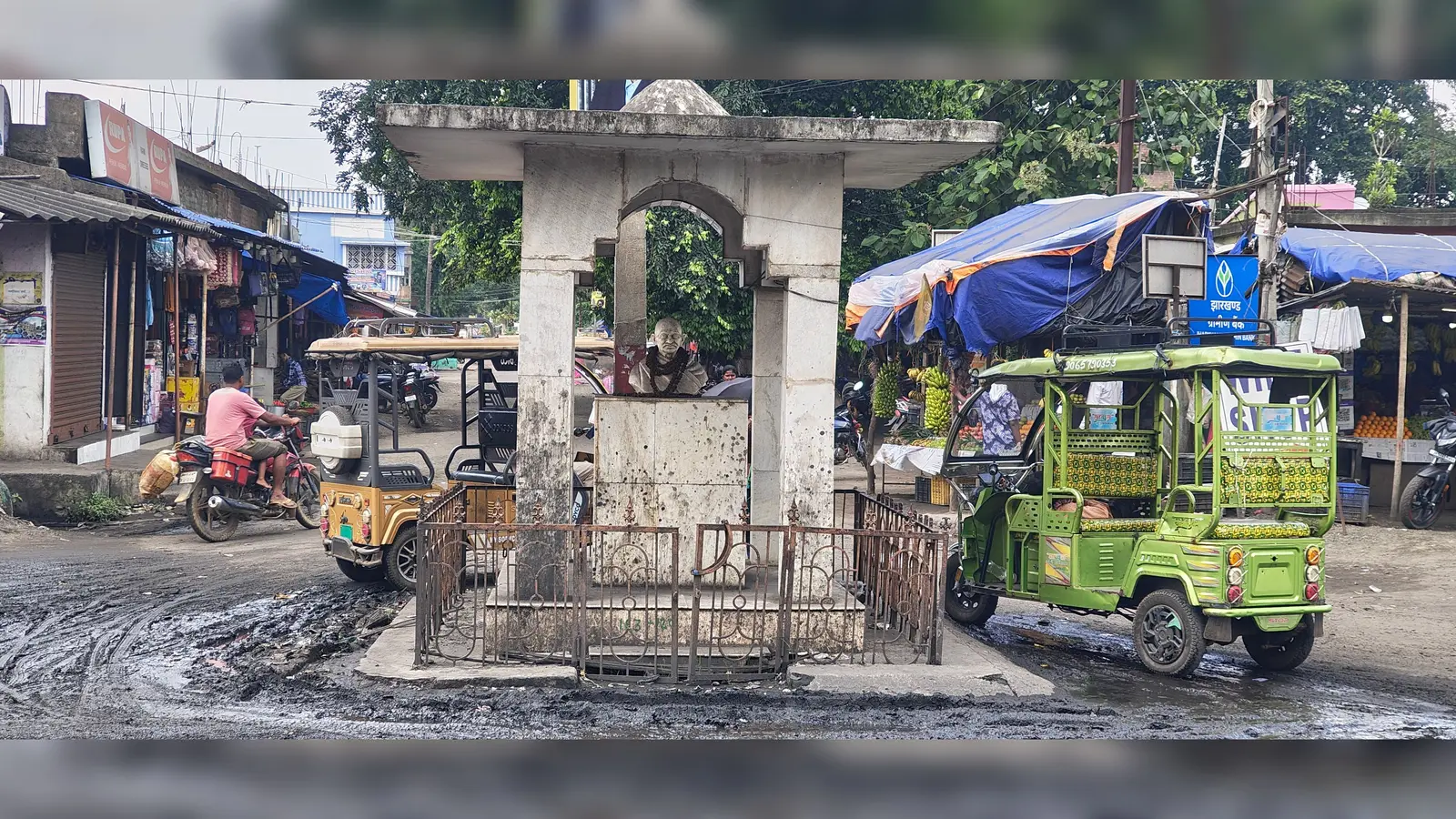 काठीकुंड गांधी चौक पर कीचड़ और गंदगी के बीच उपेक्षित खड़ी महात्मा गांधी की प्रतिमा। | Prabhat Khabar Network काठीकुंड गांधी चौक पर कीचड़ और गंदगी के बीच उपेक्षित खड़ी महात्मा गांधी की प्रतिमा। | Prabhat Khabar Network