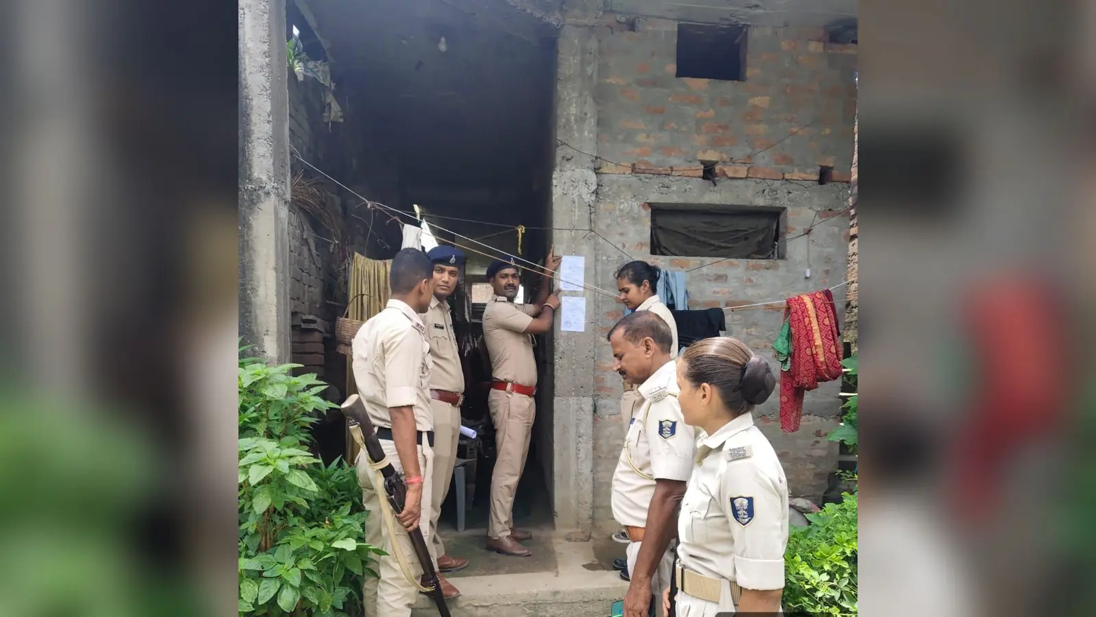 कर्जापट्टी में आरोपी के घर इश्तेहार चिपकाते पुलिसकर्मी | Prabhat Khabar Network कर्जापट्टी में आरोपी के घर इश्तेहार चिपकाते पुलिसकर्मी | Prabhat Khabar Network