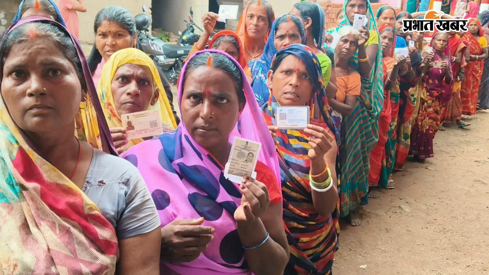 मतदान के लिए लाइन में लगी महिलाएं मतदान के लिए लाइन में लगी महिलाएं