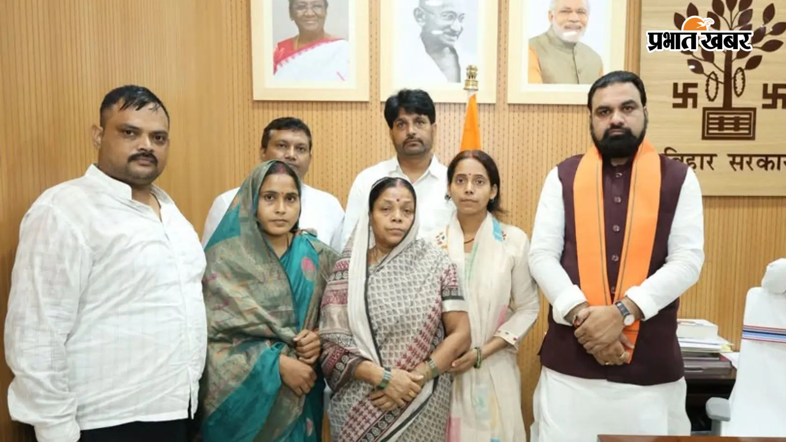 भरत तिवारी परिवार से मिले सीएम: न्याय का सीएम ने दिलाया... भरत तिवारी परिवार से मिले सीएम: न्याय का सीएम ने दिलाया...