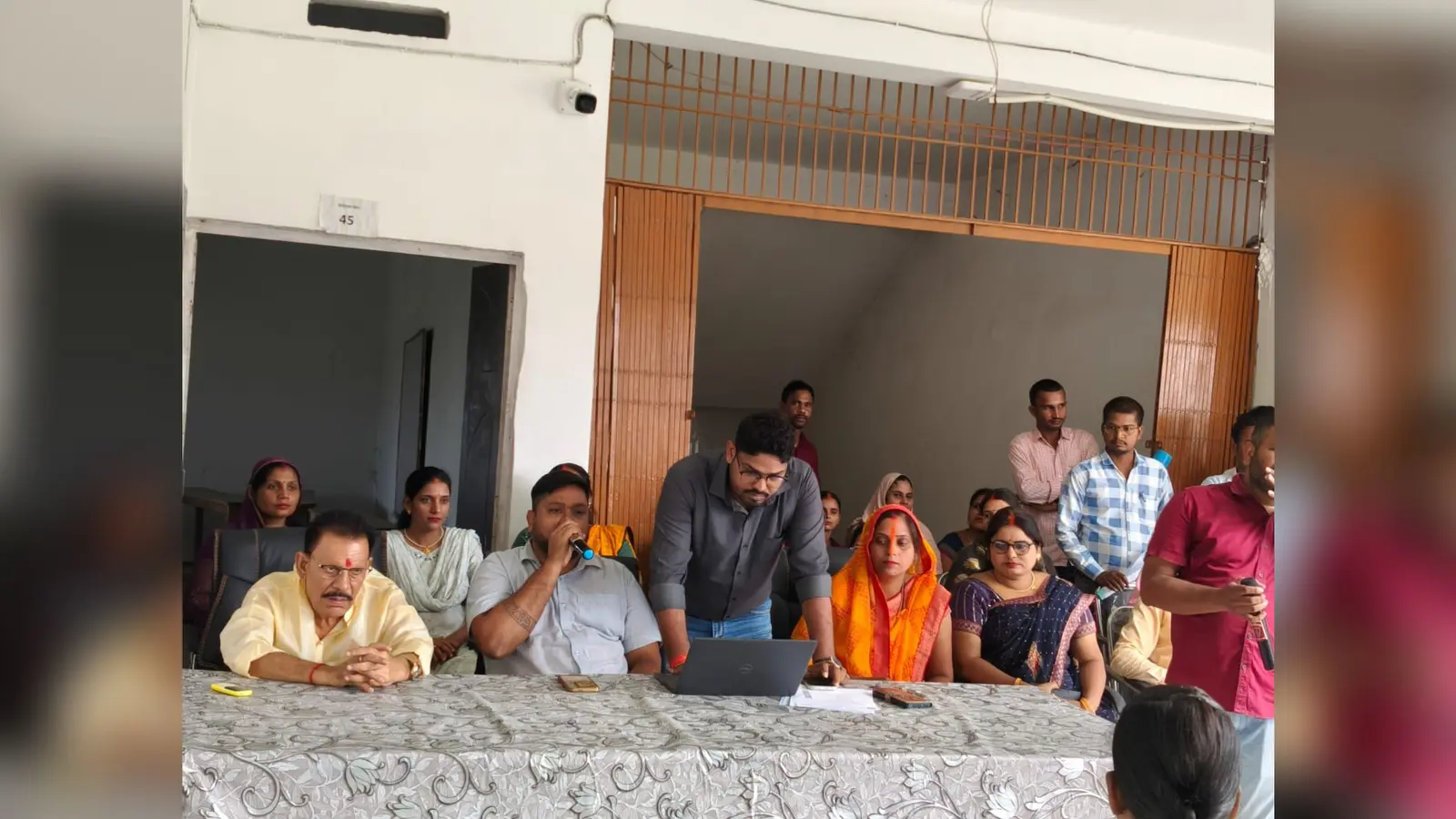 कार्यक्रम के दौरान बच्चों को जानकारी देते प्राचार्य एवं अन्य | Prabhat Khabar Network कार्यक्रम के दौरान बच्चों को जानकारी देते प्राचार्य एवं अन्य | Prabhat Khabar Network