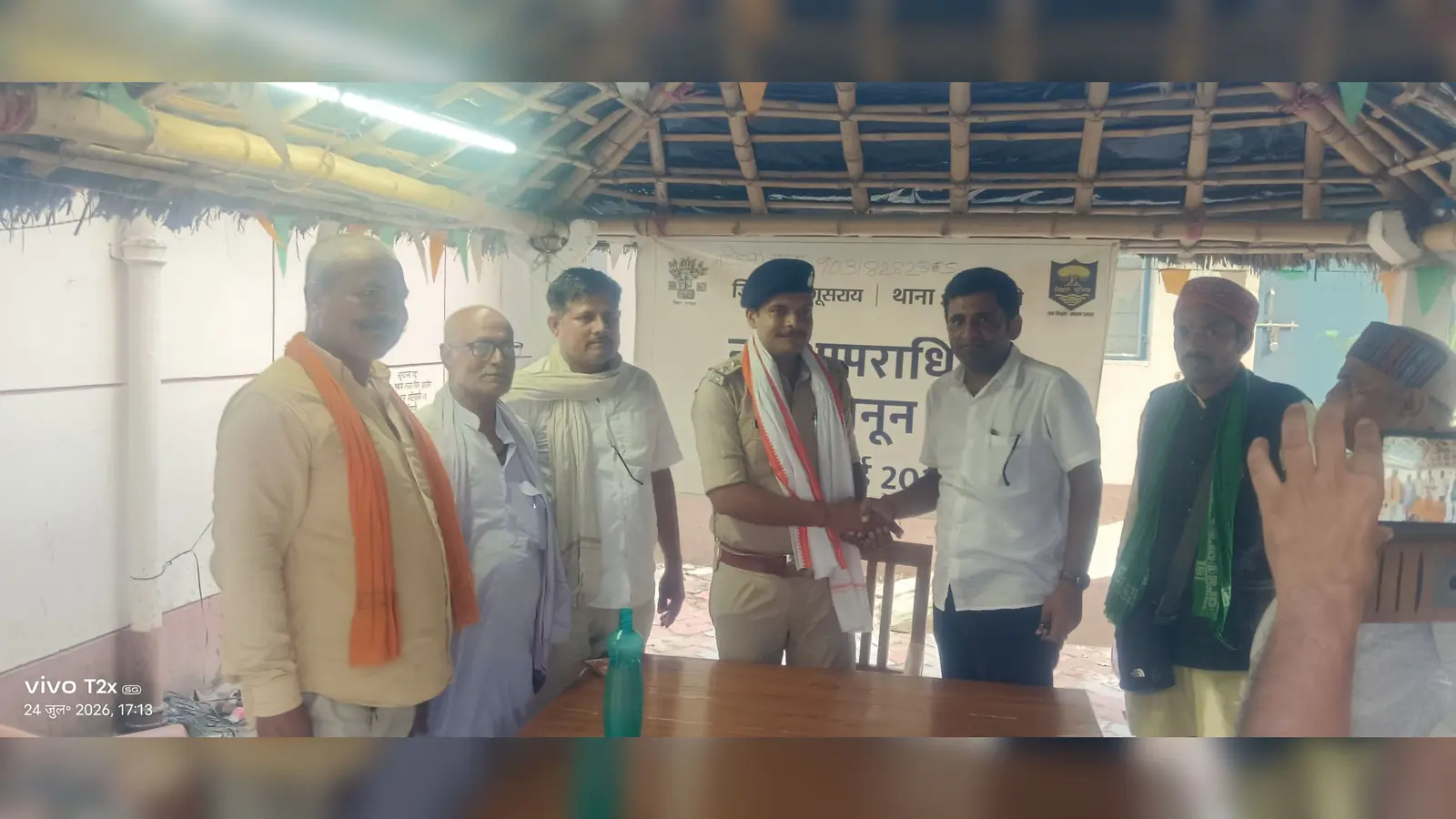 मटिहानी थाना में नव पदस्थापित थाना अध्यक्ष चंद्रकांत कुमार सिंह को जनप्रतिनिधियों ने अंग वस्त्र से किया गया सम्मानित | Prabhat Khabar Network मटिहानी थाना में नव पदस्थापित थाना अध्यक्ष चंद्रकांत कुमार सिंह को जनप्रतिनिधियों ने अंग वस्त्र से किया गया सम्मानित | Prabhat Khabar Network