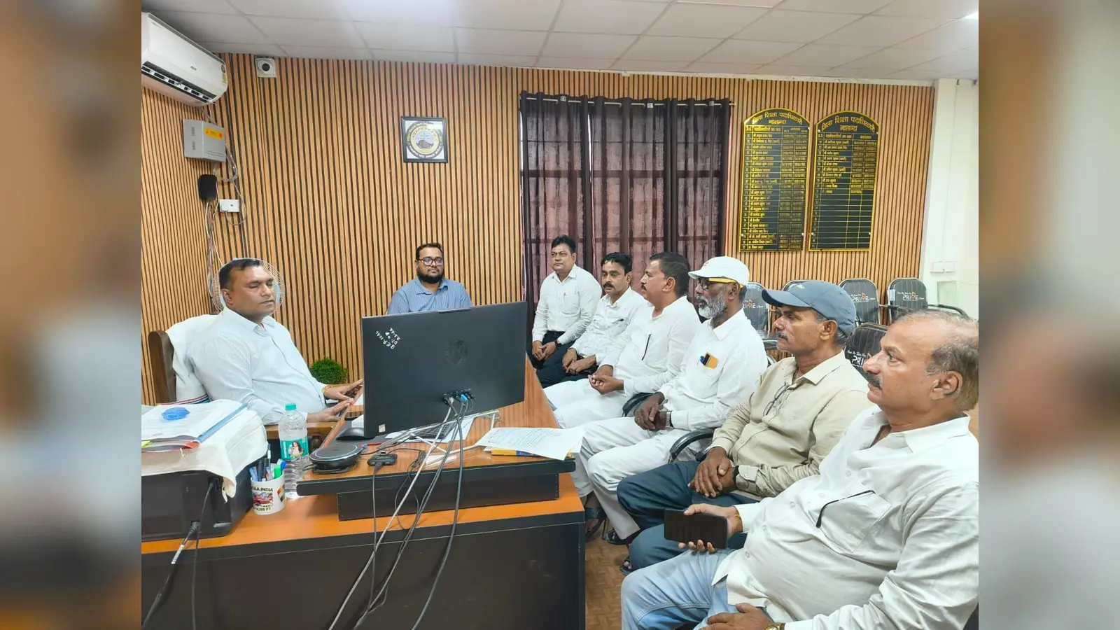 फोटो:- जिला शिक्षा कार्यालय बिहार शरीफ में जिला शिक्षा पदाधिकारी हेमचंद्र से वार्ता करते राजपत्रित प्रारंभिक शिक्षक संघ के प्रतिनिधि गण | Prabhat Khabar Network फोटो:- जिला शिक्षा कार्यालय बिहार शरीफ में जिला शिक्षा पदाधिकारी हेमचंद्र से वार्ता करते राजपत्रित प्रारंभिक शिक्षक संघ के प्रतिनिधि गण | Prabhat Khabar Network