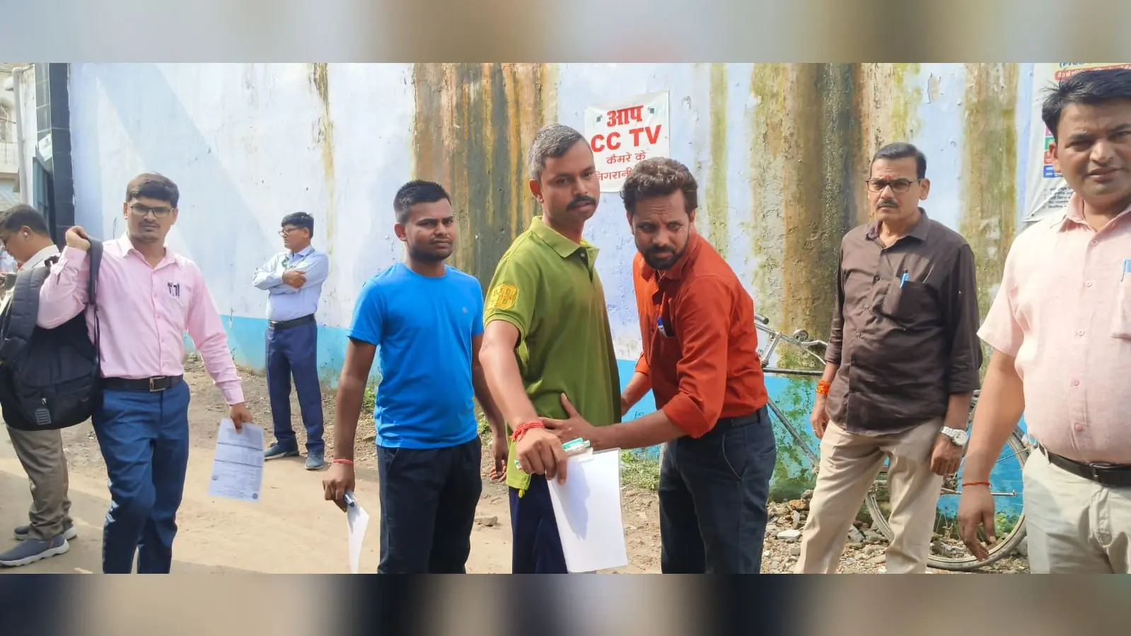 फोटो:- परीक्षार्थी की जांच करते वीक्षक | Prabhat Khabar Network फोटो:- परीक्षार्थी की जांच करते वीक्षक | Prabhat Khabar Network