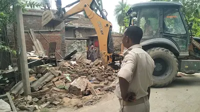सीवान: भगवानपुर हाट के मोरा खास में सरकारी जमीन से अतिक्रमण हटाया, 15 लोगों का कब्जा जेसीबी से हटाया गया