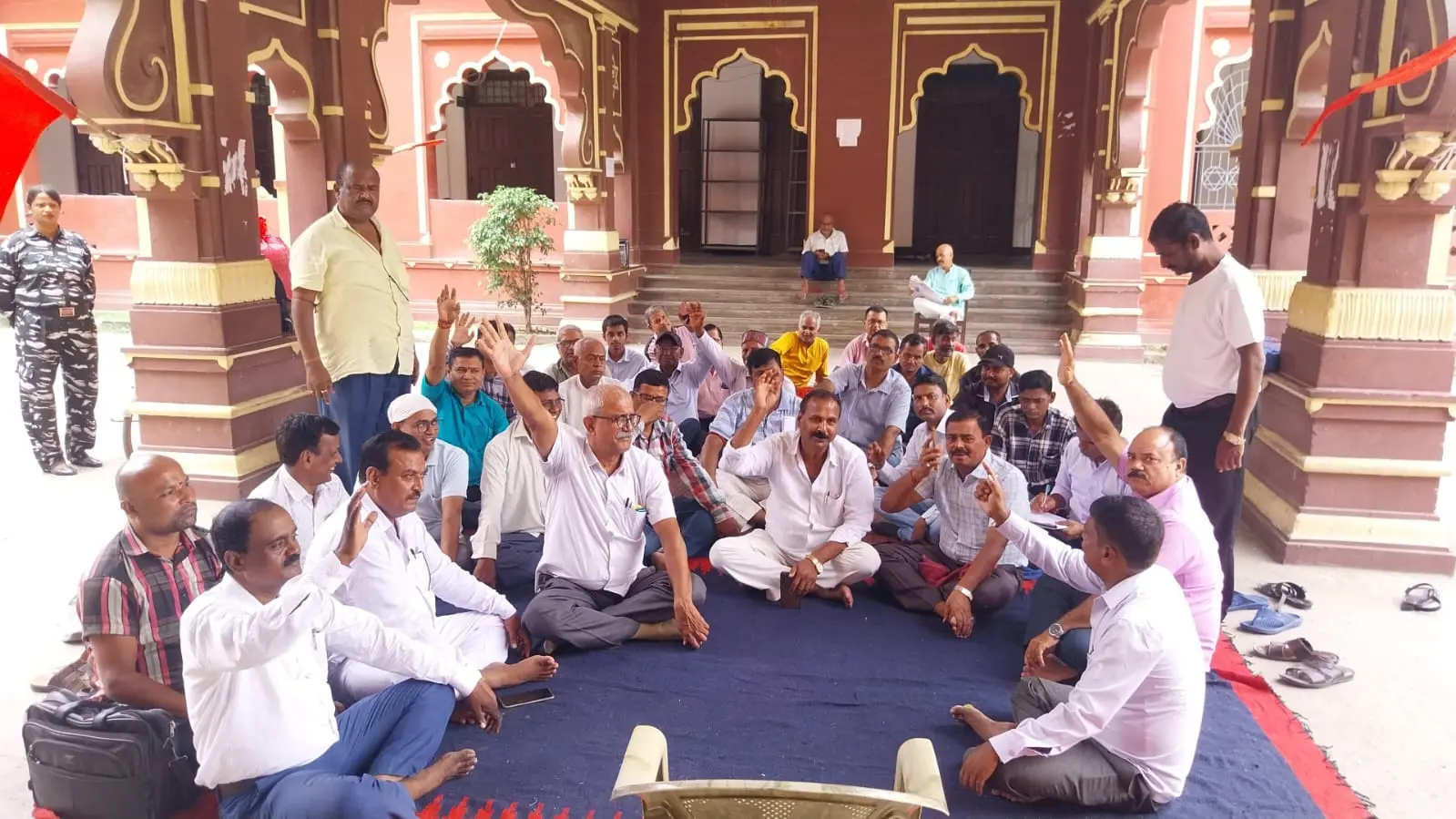 धरना पर बैठे लनामिवि कर्मचारी संघ से जुड़े शिक्षकेत्तर कर्मी | Prabhat Khabar Network धरना पर बैठे लनामिवि कर्मचारी संघ से जुड़े शिक्षकेत्तर कर्मी | Prabhat Khabar Network