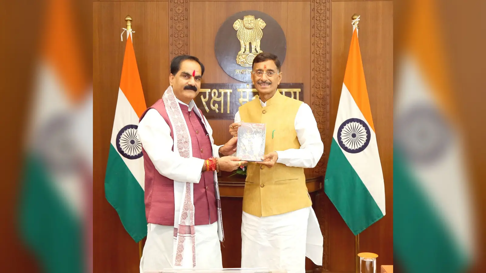 फोटो. 13परिचय. रक्षा राज्य मंत्री को ज्ञापन सौंपते सांसद गोपालजी ठाकुर. | Prabhat Khabar Network फोटो. 13परिचय. रक्षा राज्य मंत्री को ज्ञापन सौंपते सांसद गोपालजी ठाकुर. | Prabhat Khabar Network