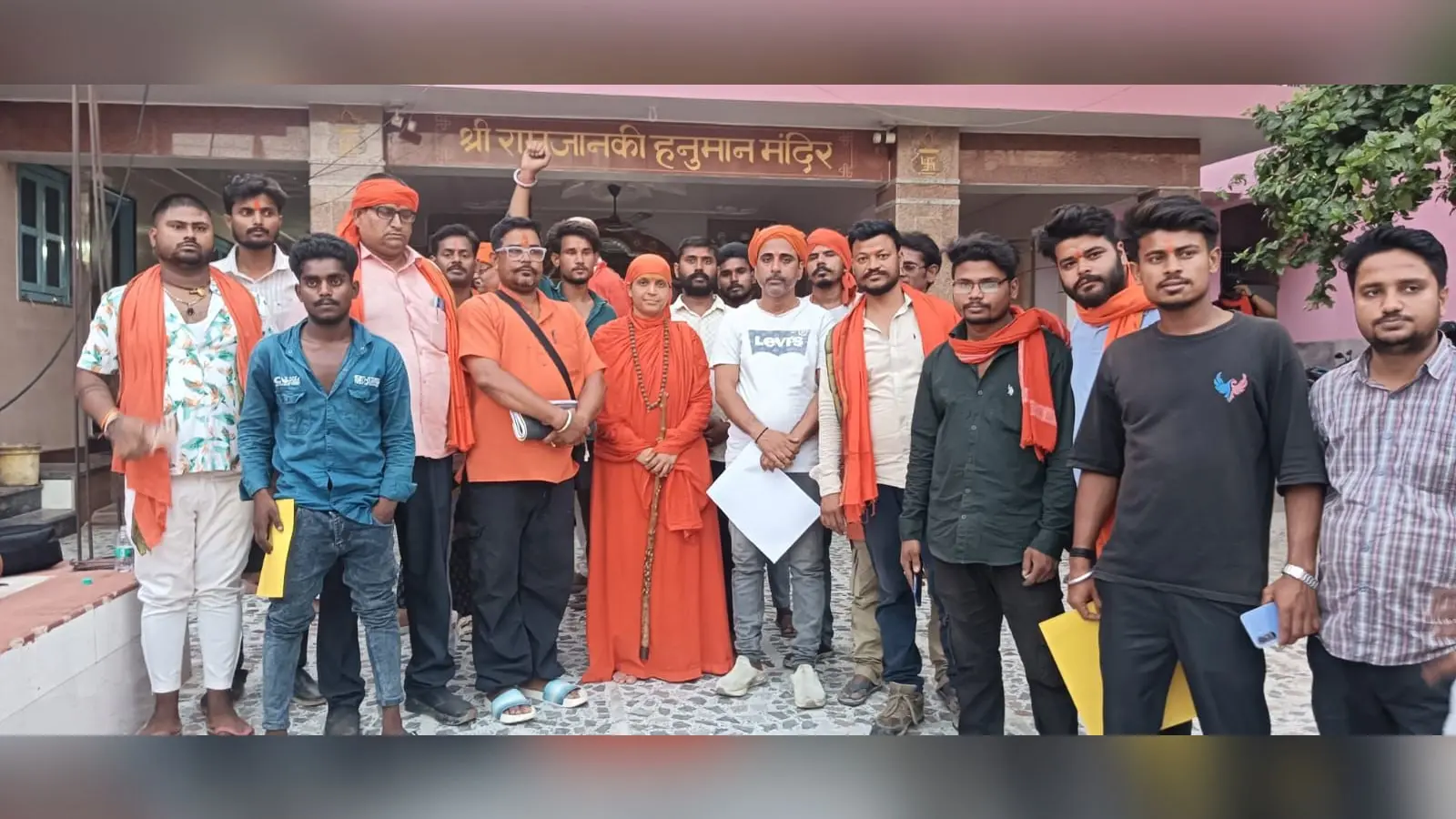 फोटो. 11परिचय. गो सम्मान यात्रा निकालने को लेकर बैठक के बाद एकत्र लोग. | Prabhat Khabar Network फोटो. 11परिचय. गो सम्मान यात्रा निकालने को लेकर बैठक के बाद एकत्र लोग. | Prabhat Khabar Network