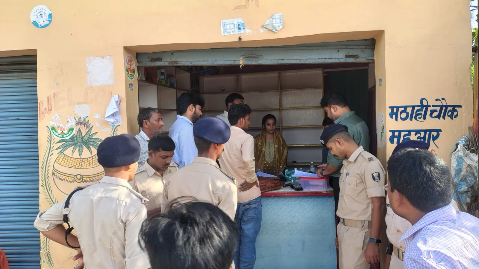 दवा दुकान की जांच करते विभागीय अधिकारी व पुलिस बल | Prabhat Khabar Network दवा दुकान की जांच करते विभागीय अधिकारी व पुलिस बल | Prabhat Khabar Network