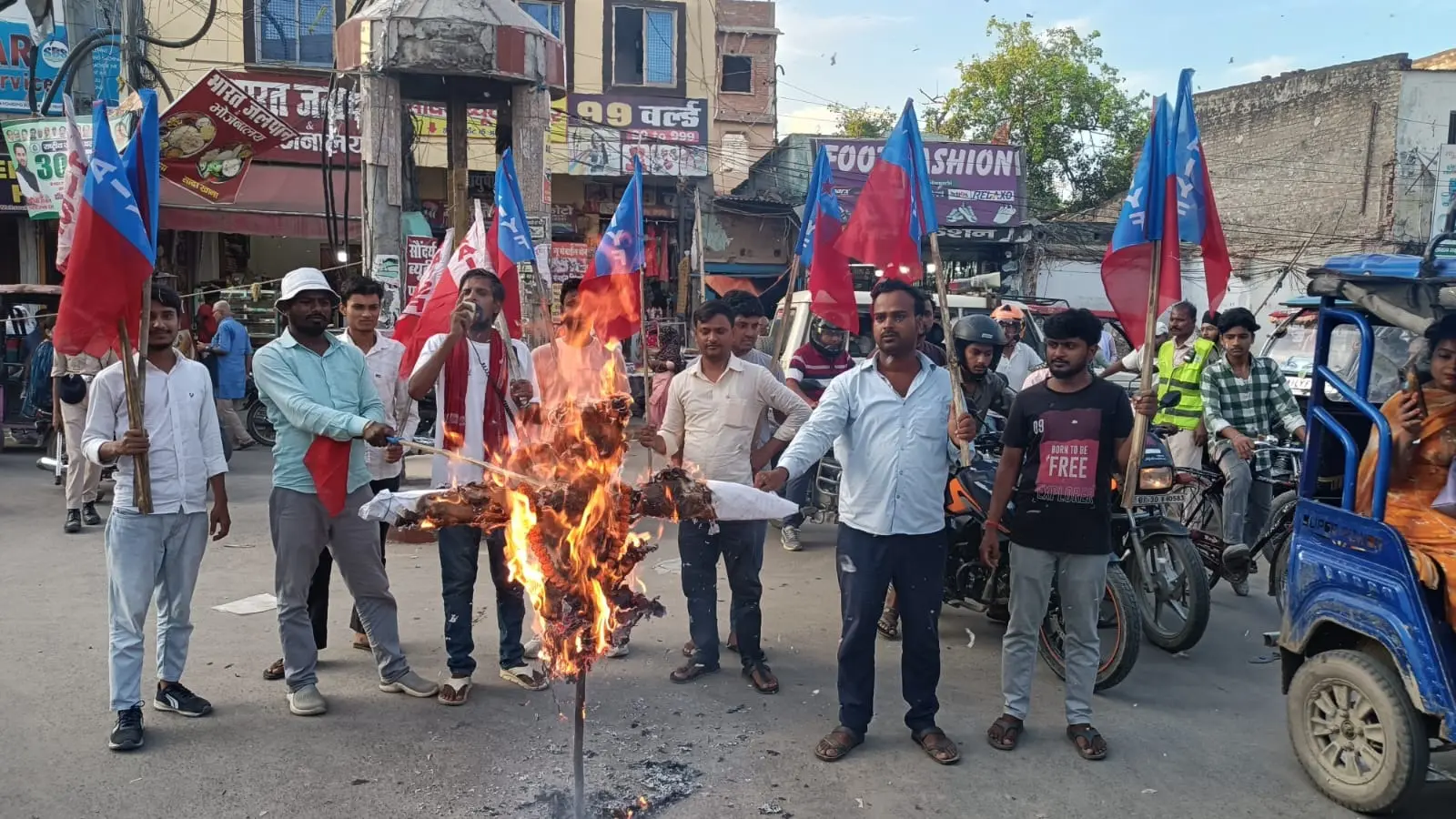 फोटो-3 मेहसौल चौक पर केंद्रीय शिक्षा मंत्री का पुतला दहन करते यूथ फेडरेशन के कार्यकर्ता. | Prabhat Khabar Network फोटो-3 मेहसौल चौक पर केंद्रीय शिक्षा मंत्री का पुतला दहन करते यूथ फेडरेशन के कार्यकर्ता. | Prabhat Khabar Network