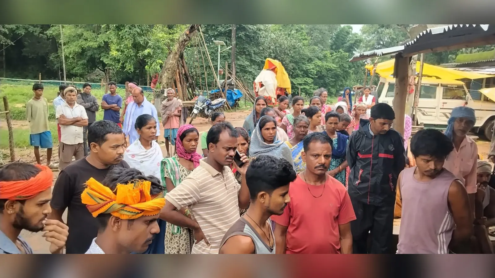 शव के गांव पहुंचने पर पहुंचे लोग | Prabhat Khabar Network शव के गांव पहुंचने पर पहुंचे लोग | Prabhat Khabar Network