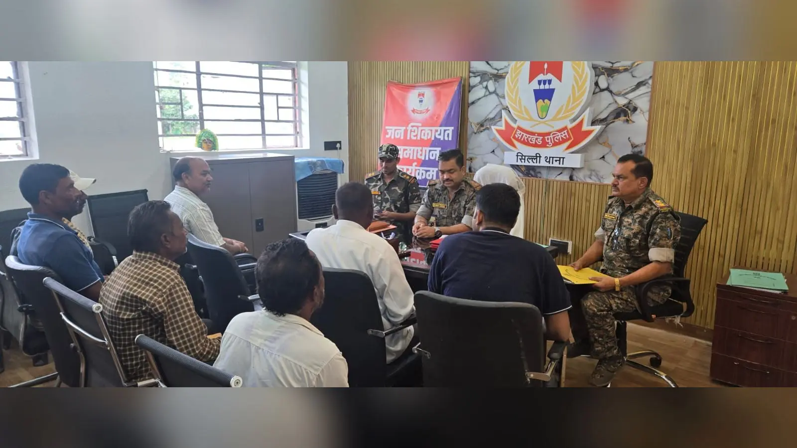 समाधान शिविर में प्रभारी और अन्य | Prabhat Khabar Network समाधान शिविर में प्रभारी और अन्य | Prabhat Khabar Network