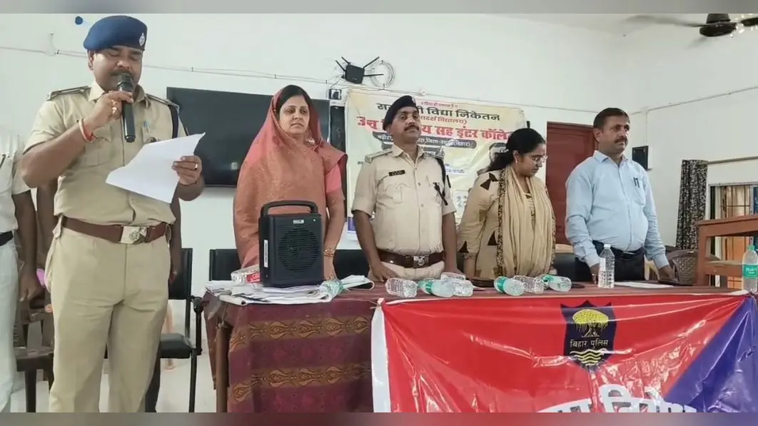 मानव व्यापार निरोध को लेकर जागरूकता कार्यक्रम में शरीक अधिकारी गण | Prabhat Khabar Network मानव व्यापार निरोध को लेकर जागरूकता कार्यक्रम में शरीक अधिकारी गण | Prabhat Khabar Network