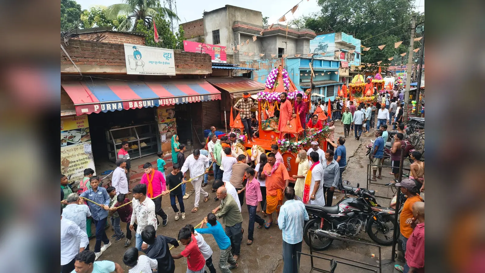 घूरती रथयात्रा में उमड़ी भीड़ | Prabhat Khabar Network घूरती रथयात्रा में उमड़ी भीड़ | Prabhat Khabar Network