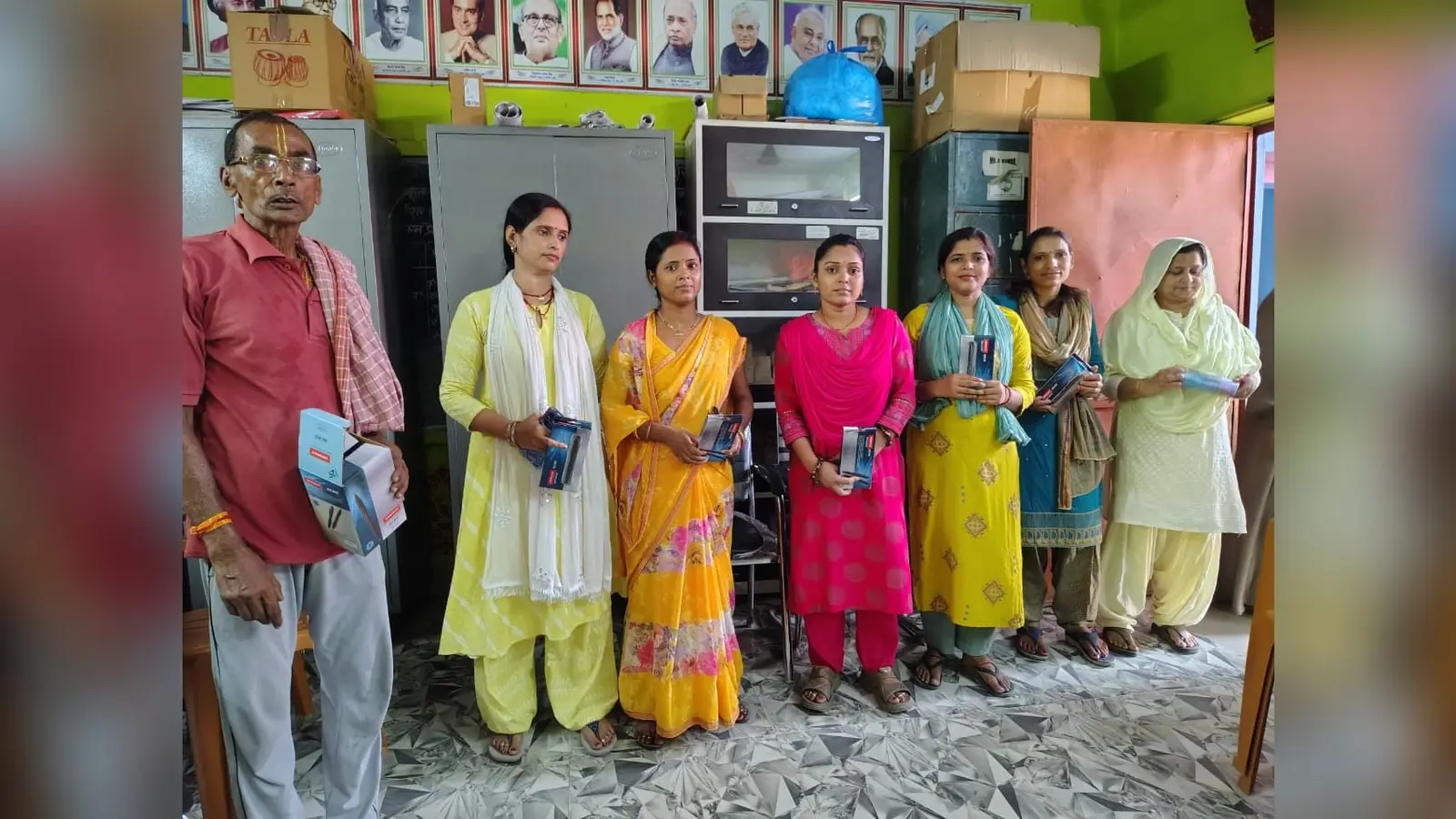 फोटो संख्या : 8 उपहार भेंट करते स्वतंत्रता सेनानी के परिजन | Prabhat Khabar Network फोटो संख्या : 8 उपहार भेंट करते स्वतंत्रता सेनानी के परिजन | Prabhat Khabar Network
