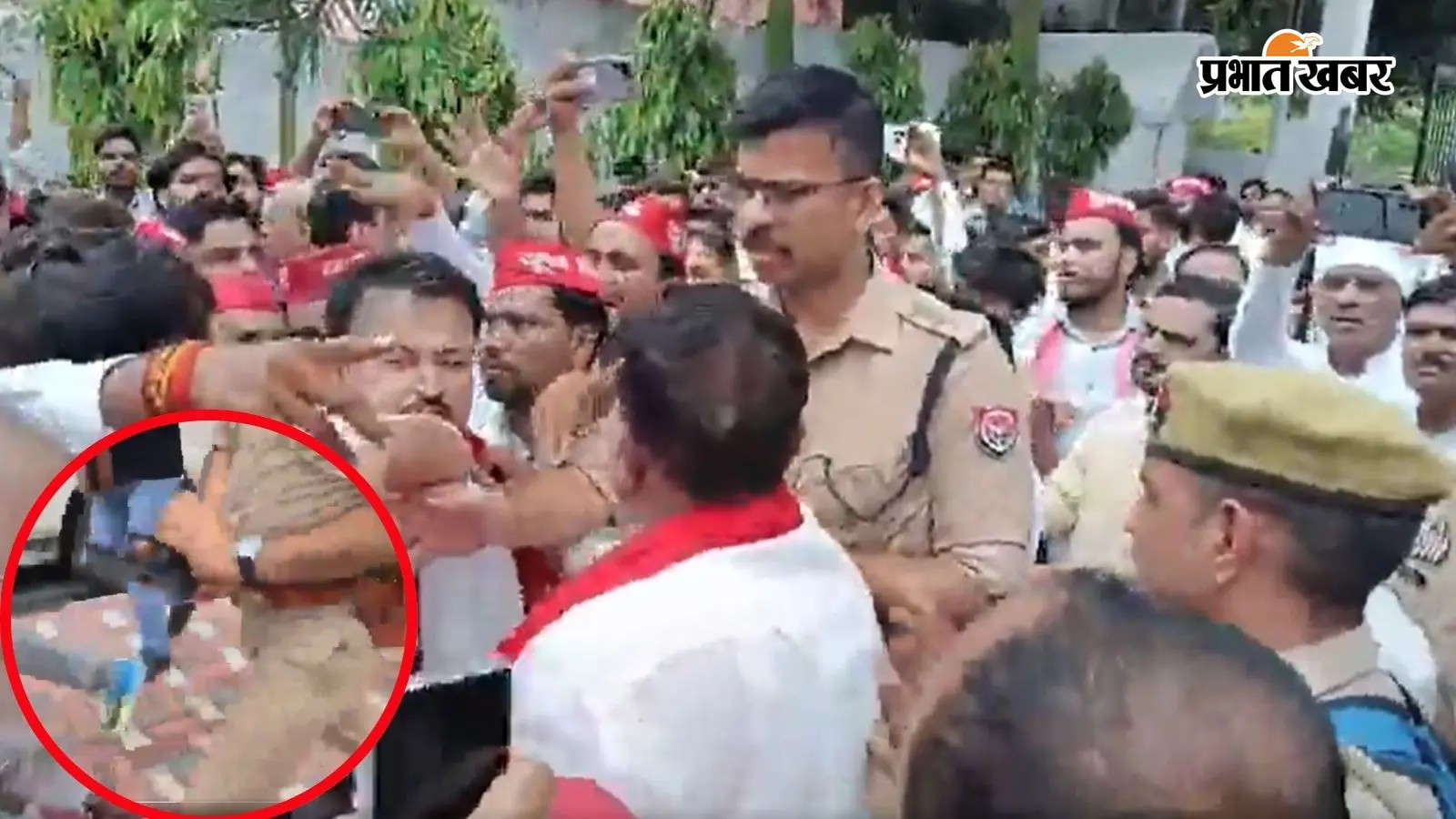 सपा कार्यकर्ता और पुलिस में नोंकझोंक सपा कार्यकर्ता और पुलिस में नोंकझोंक