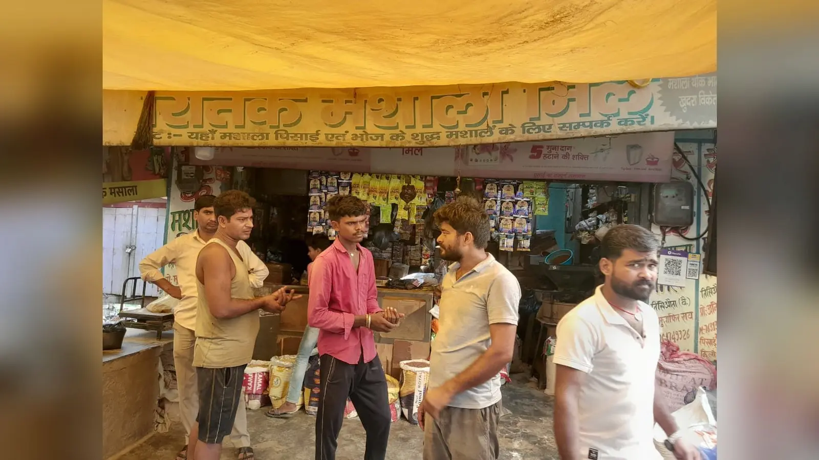 फोटो -52- दुकान पर जुटी लोगों की भीड़ | Prabhat Khabar Network फोटो -52- दुकान पर जुटी लोगों की भीड़ | Prabhat Khabar Network