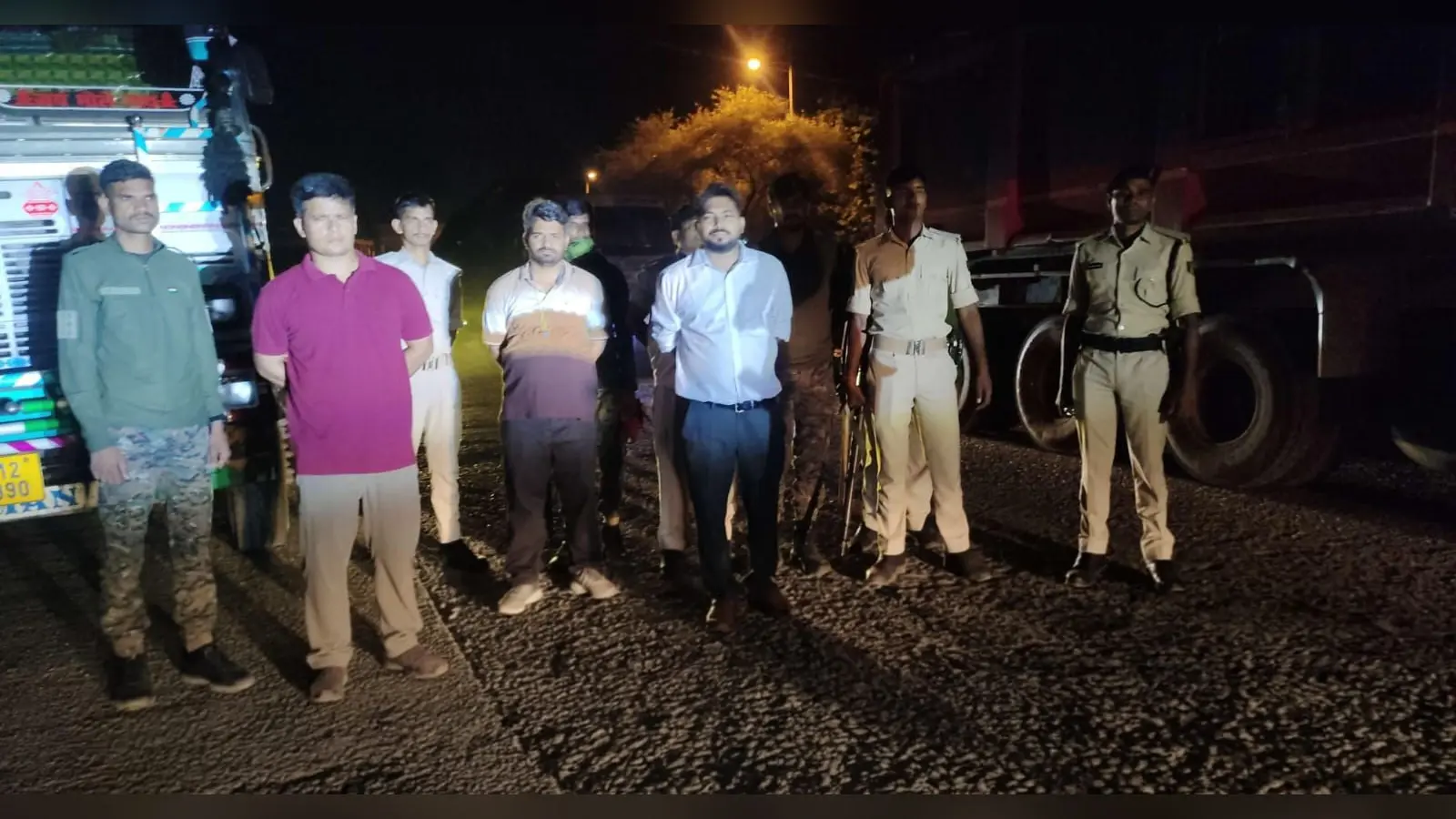 फोटो :- एसडीओ के साथ खनन निरीक्षक व जब्त ट्रक | Prabhat Khabar Network फोटो :- एसडीओ के साथ खनन निरीक्षक व जब्त ट्रक | Prabhat Khabar Network