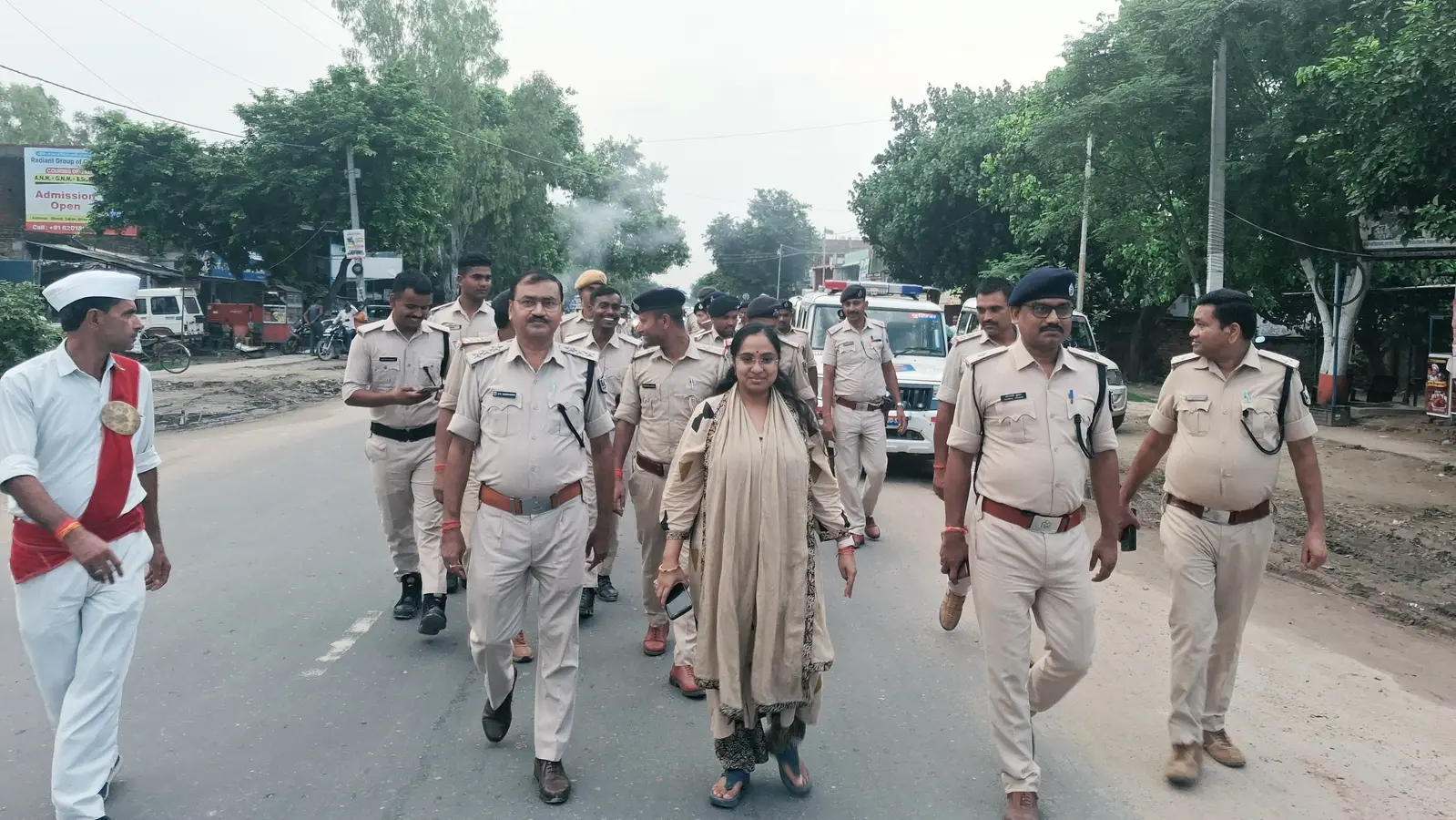 प्रशासन के फ्लैग मार्च का नेतृत्व करते एसडीएम निधि राज | Prabhat Khabar Network प्रशासन के फ्लैग मार्च का नेतृत्व करते एसडीएम निधि राज | Prabhat Khabar Network