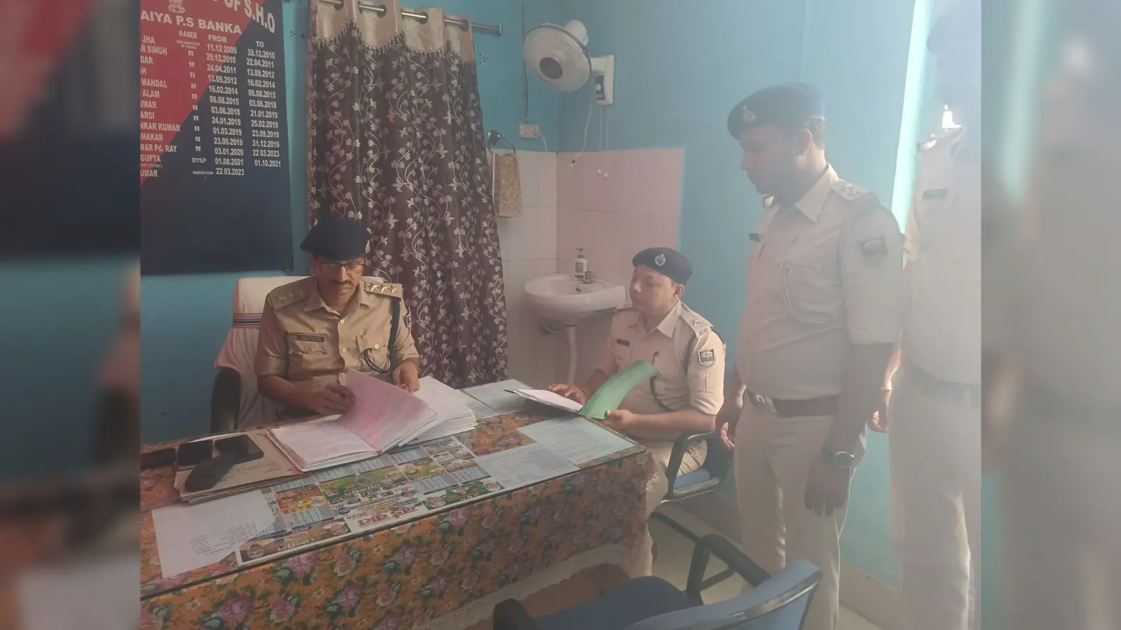 फोटो निरीक्षण करते एसडीपीओ की , | Prabhat Khabar Network फोटो निरीक्षण करते एसडीपीओ की , | Prabhat Khabar Network