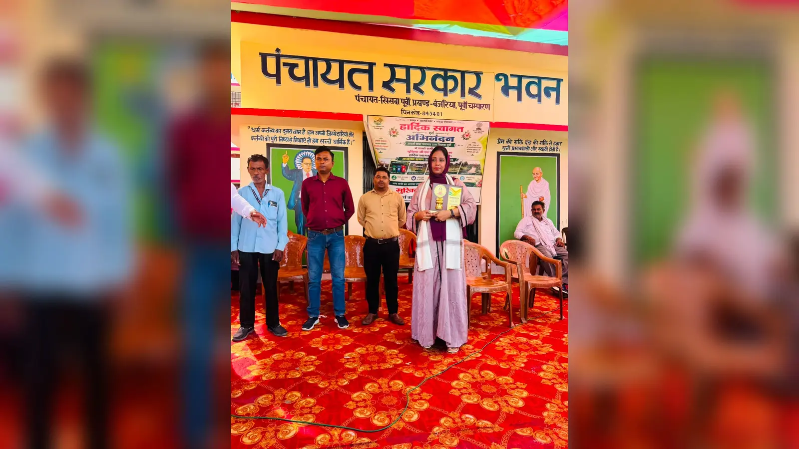 फोटो कैप्सन : विभाग के द्वारा सम्मानित की गई मुखिया तान्या प्रवीण | Prabhat Khabar Network फोटो कैप्सन : विभाग के द्वारा सम्मानित की गई मुखिया तान्या प्रवीण | Prabhat Khabar Network