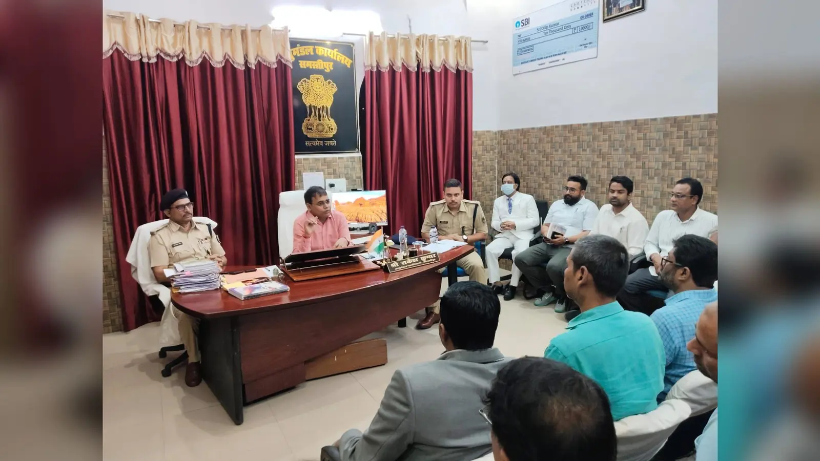 बैठक में मौजूद सदर एसडीओ व एसडीपीओ | Prabhat Khabar Network बैठक में मौजूद सदर एसडीओ व एसडीपीओ | Prabhat Khabar Network