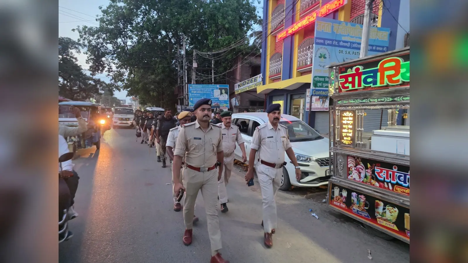 फोटो-5 शहर के डुमरा रोड में फ्लैग मार्च में शामिल मेहसौल थाने की पुलिस. | Prabhat Khabar Network फोटो-5 शहर के डुमरा रोड में फ्लैग मार्च में शामिल मेहसौल थाने की पुलिस. | Prabhat Khabar Network