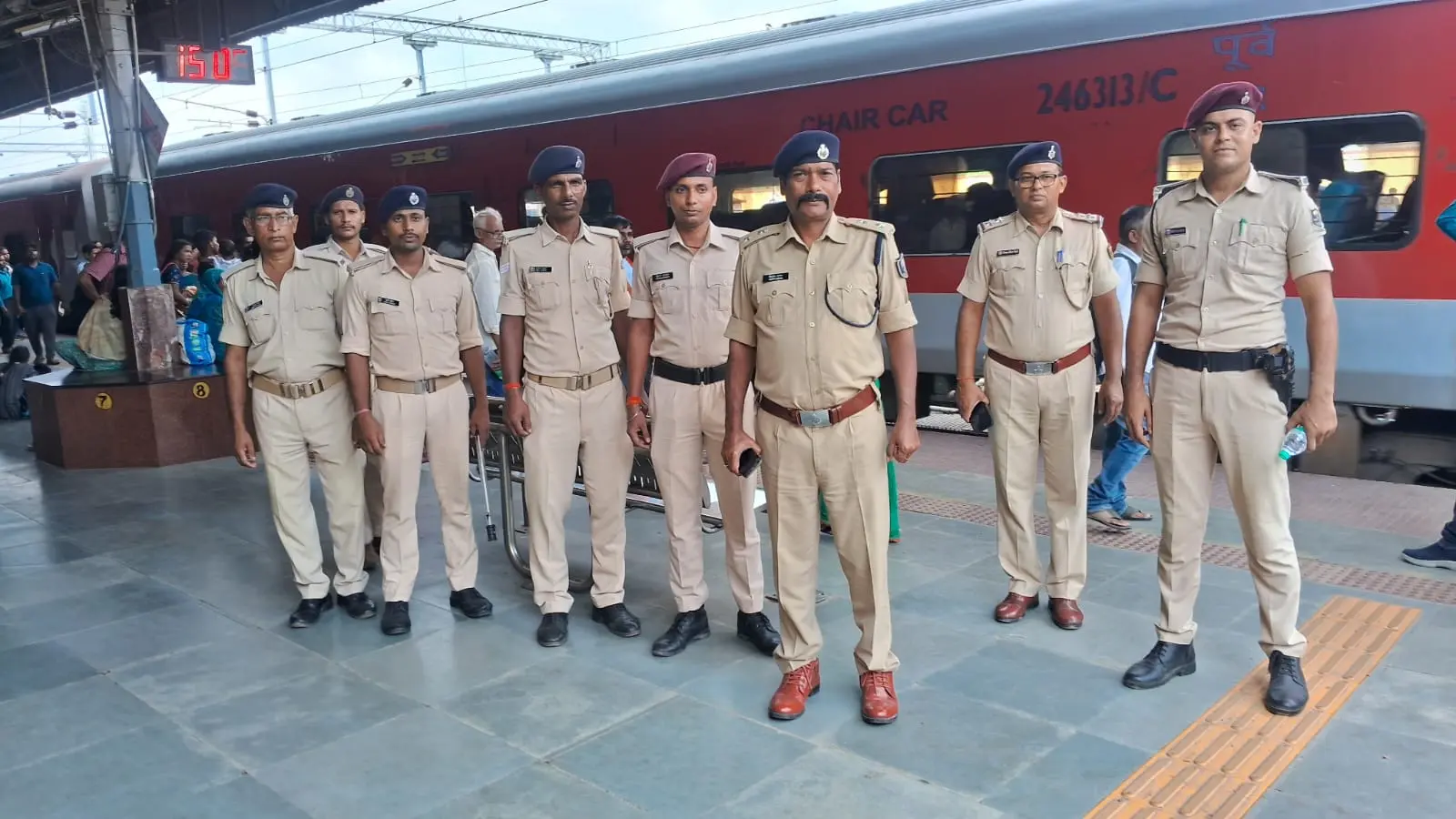 जमालपुर स्टेशन पर रेल पुलिस अधीक्षक जवानों के साथ | Prabhat Khabar Network जमालपुर स्टेशन पर रेल पुलिस अधीक्षक जवानों के साथ | Prabhat Khabar Network