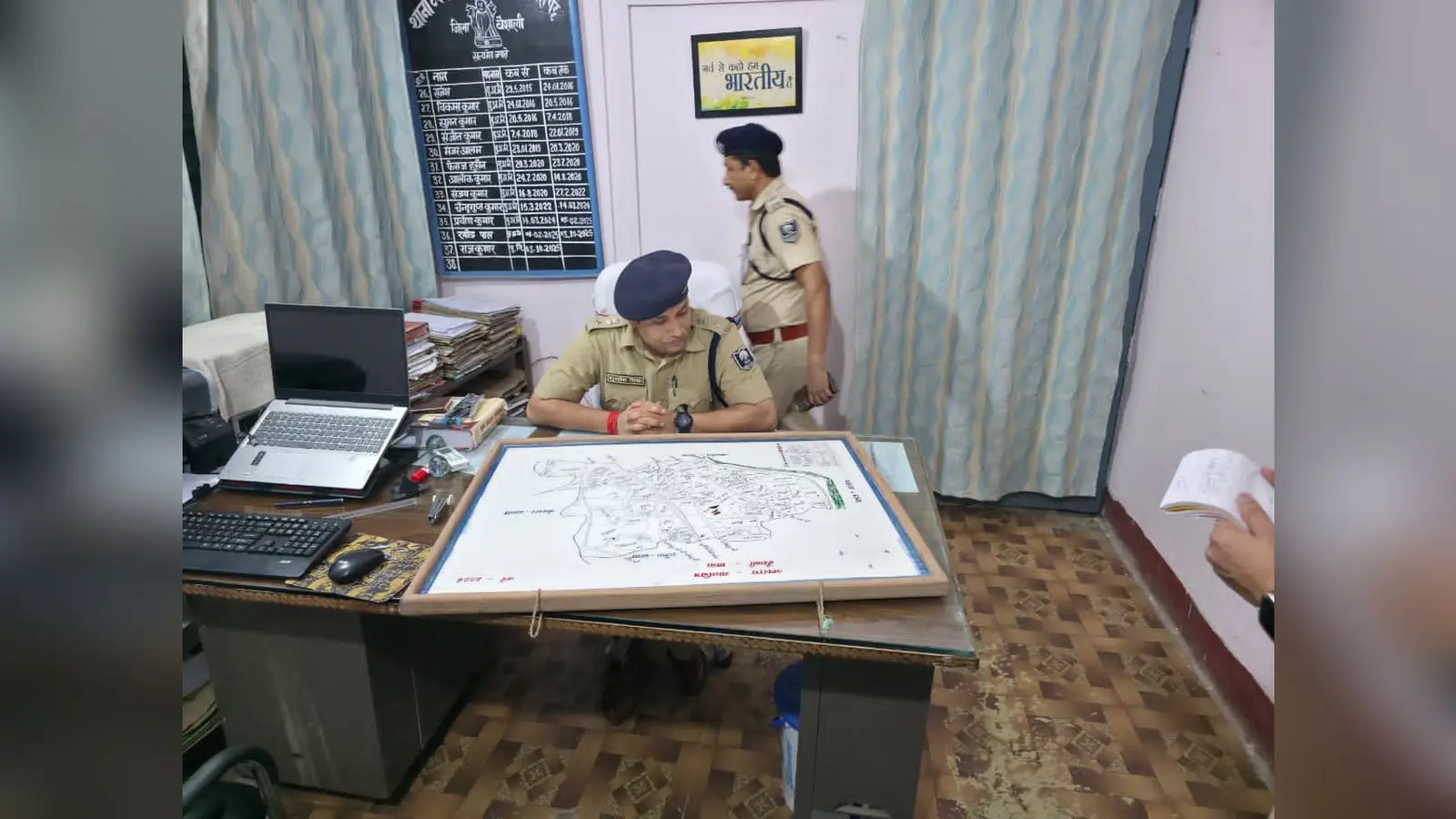 वैशाली थाना का एसपी ने किया औचक निरीक्षण, लंबित कांडों के शीघ्र निष्पादन का दिया निर्देश | Prabhat Khabar Network वैशाली थाना का एसपी ने किया औचक निरीक्षण, लंबित कांडों के शीघ्र निष्पादन का दिया निर्देश | Prabhat Khabar Network