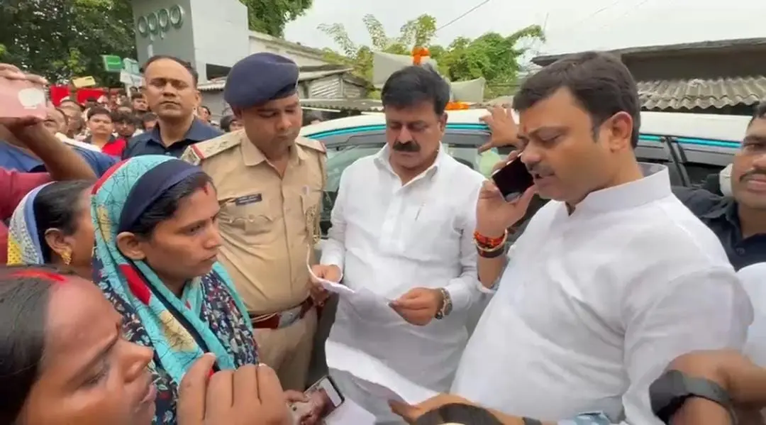 - फोटो- 74- पीड़ित परिजनों से मिलते मंत्री संजय सिंह साथ में अन्य | Prabhat Khabar Network - फोटो- 74- पीड़ित परिजनों से मिलते मंत्री संजय सिंह साथ में अन्य | Prabhat Khabar Network