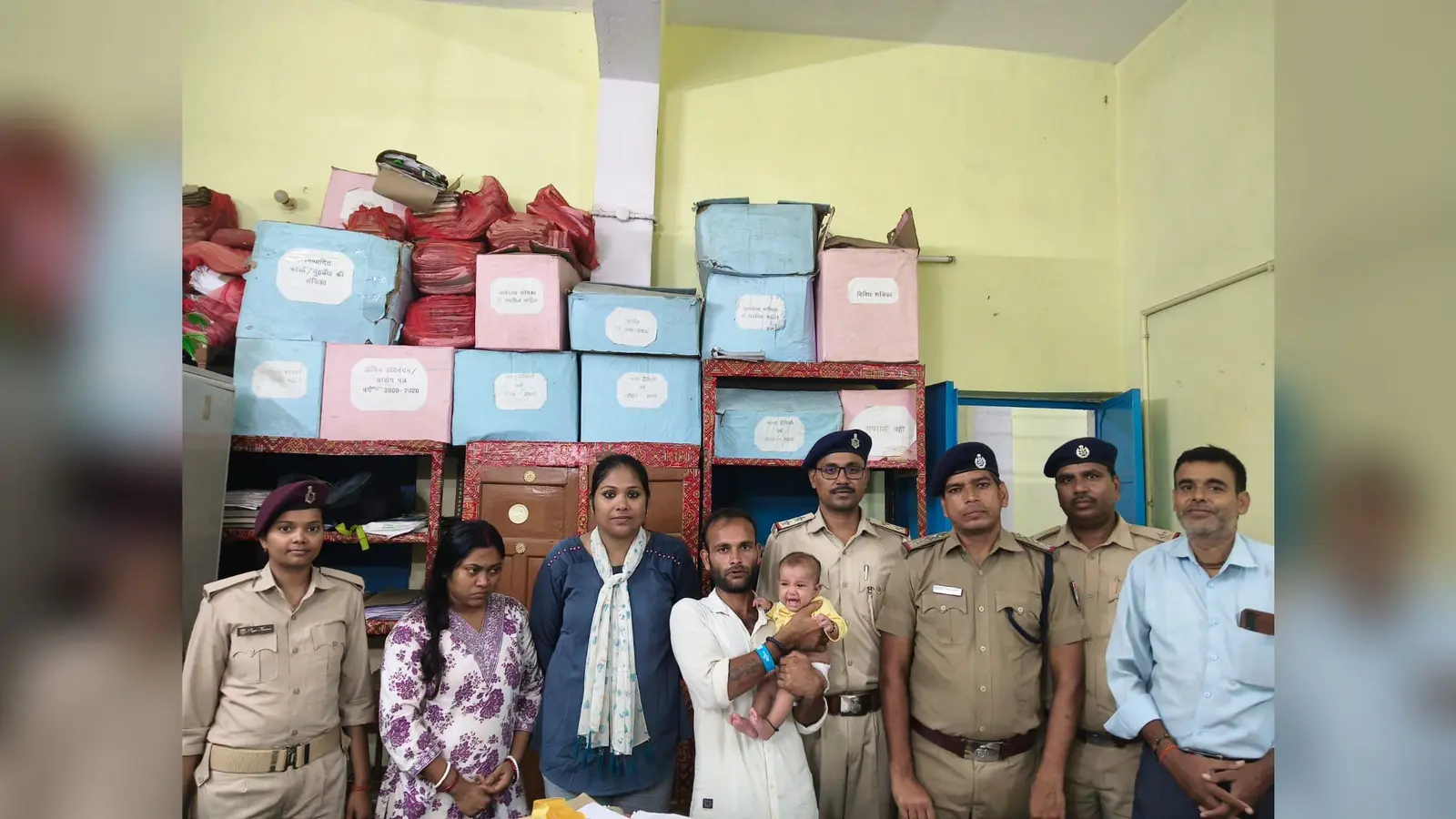 गिरफ्तार महिला को धनरूआ थाने को सौंपती जीआरपी तथा आर पी एफ के अधिकारी | Prabhat Khabar Network गिरफ्तार महिला को धनरूआ थाने को सौंपती जीआरपी तथा आर पी एफ के अधिकारी | Prabhat Khabar Network