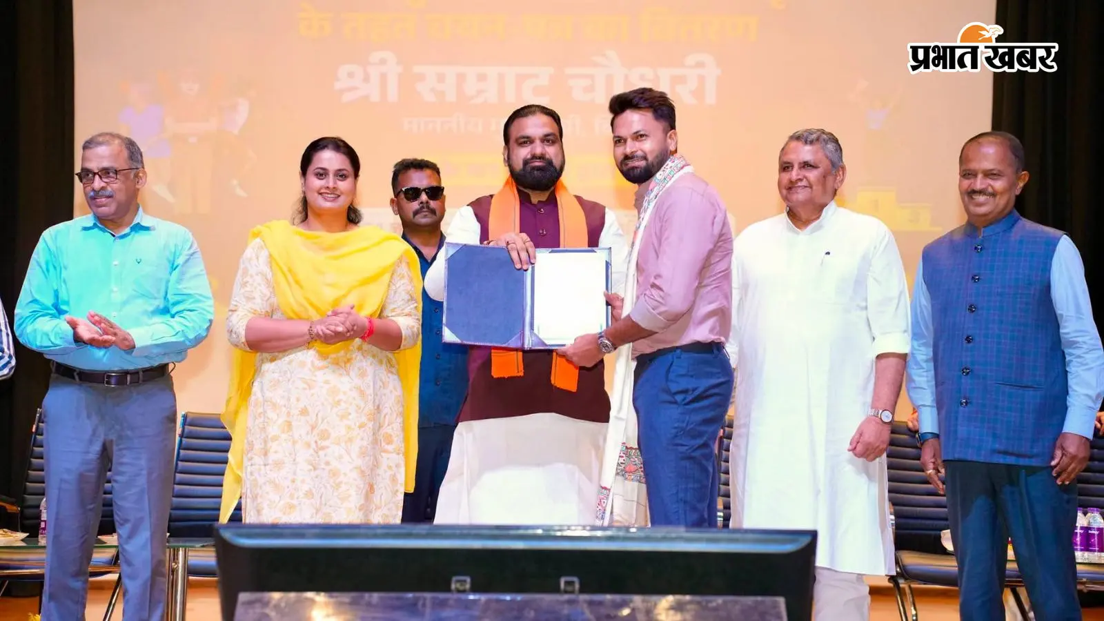 नियुक्ति पत्र लेते मुकेश कुमार नियुक्ति पत्र लेते मुकेश कुमार