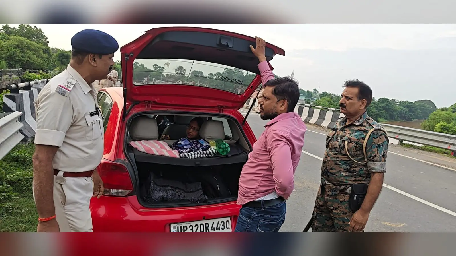 वाहन जांच करती कलेर पुलिस | Prabhat Khabar Network वाहन जांच करती कलेर पुलिस | Prabhat Khabar Network