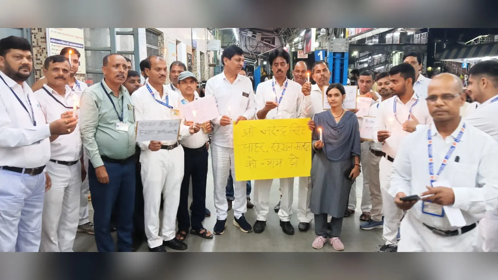 जसीडीह स्टेशन पर कैंडल मार्च निकालते | Prabhat Khabar Network जसीडीह स्टेशन पर कैंडल मार्च निकालते | Prabhat Khabar Network