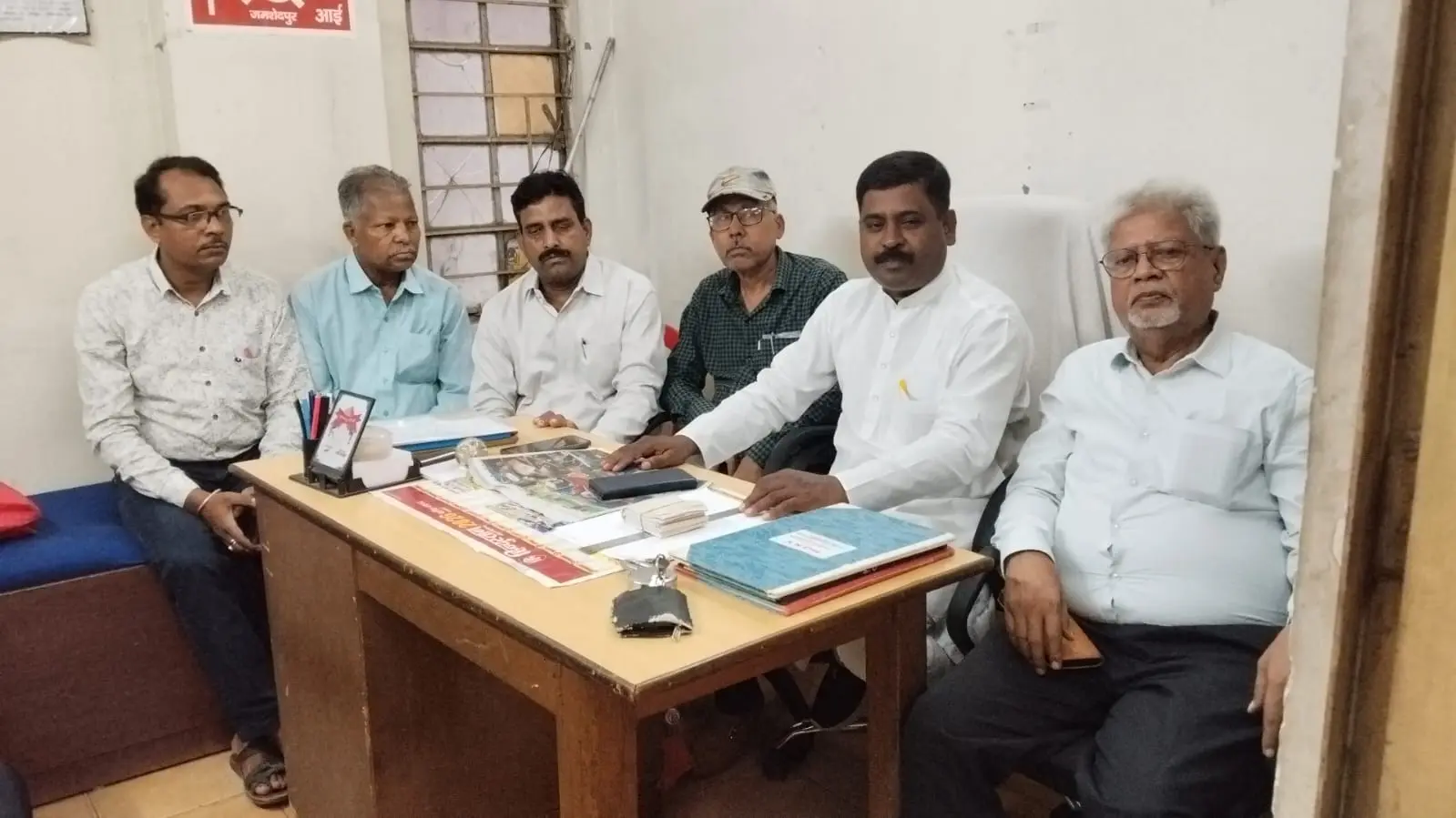 प्रेस वार्ता में यूनियन के उपाध्यक्ष अंबुज कुमार ठाकुर, महासचिव निगमानंद पाल, एआइटीयूसी के धनंजय शुक्ला, टेल्को मजदूर यूनियन के महासचिव राम जीवन कामत और टाटा पावर के सचिव पवन कुमार | Prabhat Khabar Network प्रेस वार्ता में यूनियन के उपाध्यक्ष अंबुज कुमार ठाकुर, महासचिव निगमानंद पाल, एआइटीयूसी के धनंजय शुक्ला, टेल्को मजदूर यूनियन के महासचिव राम जीवन कामत और टाटा पावर के सचिव पवन कुमार | Prabhat Khabar Network