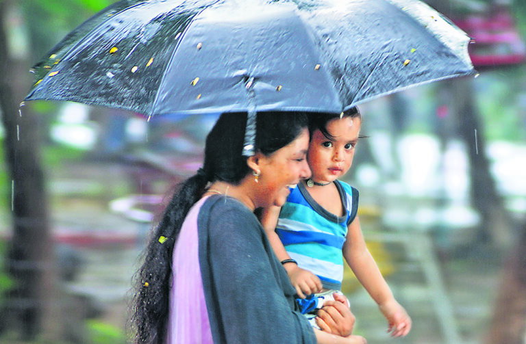 आज का मौसम : पटना में मॉनसून मेहरबान अगले 48 घंटे में 2 डिग्री तक गिरेगा पारा