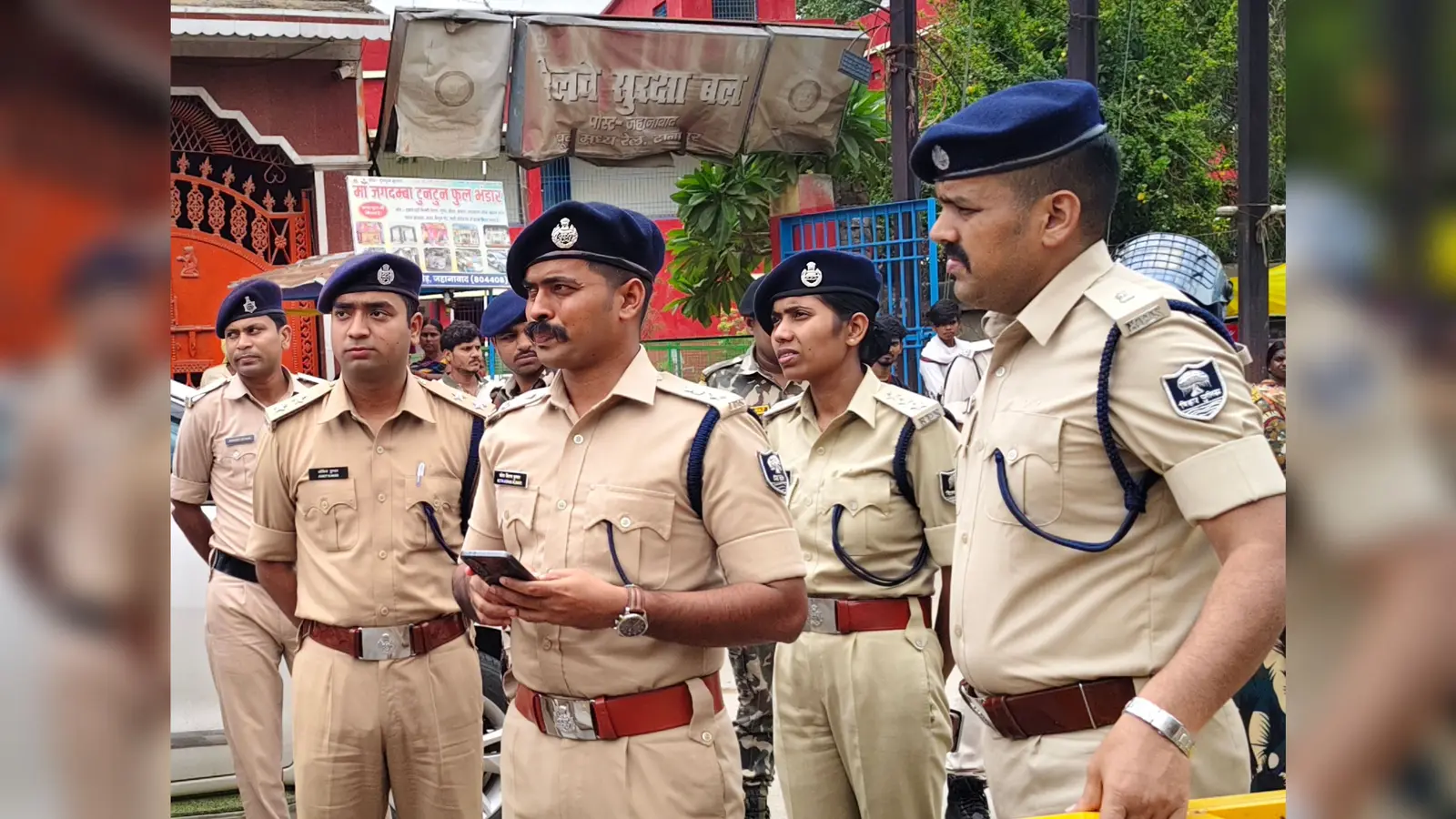 पुलिस अधिकारियों के साथ कोटा किरण कुमार | Prabhat Khabar Network पुलिस अधिकारियों के साथ कोटा किरण कुमार | Prabhat Khabar Network