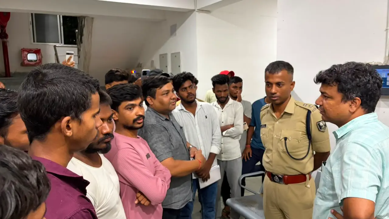 बिक्रमकंज अनुमंडल में छात्रों से बात करते डीएम एसपी व अन्य | Prabhat Khabar Network बिक्रमकंज अनुमंडल में छात्रों से बात करते डीएम एसपी व अन्य | Prabhat Khabar Network