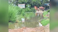 महाराजगंज निबंधन कार्यालय की सड़क पर जलजमाव, अधिकारी, कर्मचारी से लेकर आम लोग तक हलकान