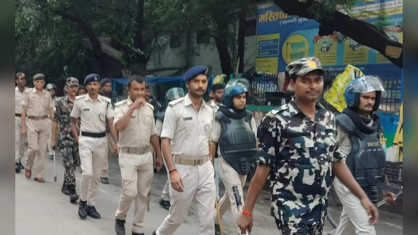फोटो -सुरक्षा में तैनात पुलिस के जवान | Prabhat Khabar Network फोटो -सुरक्षा में तैनात पुलिस के जवान | Prabhat Khabar Network