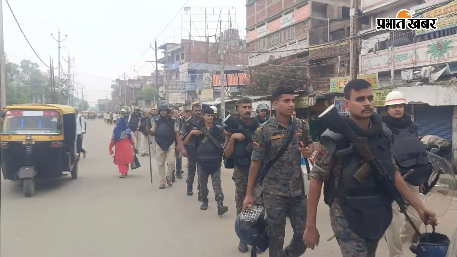 शहर में गश्त करती पुलिस एवं डीएम आवास के समय सुरक्षा में तैनात पुलिस के जवान शहर में गश्त करती पुलिस एवं डीएम आवास के समय सुरक्षा में तैनात पुलिस के जवान