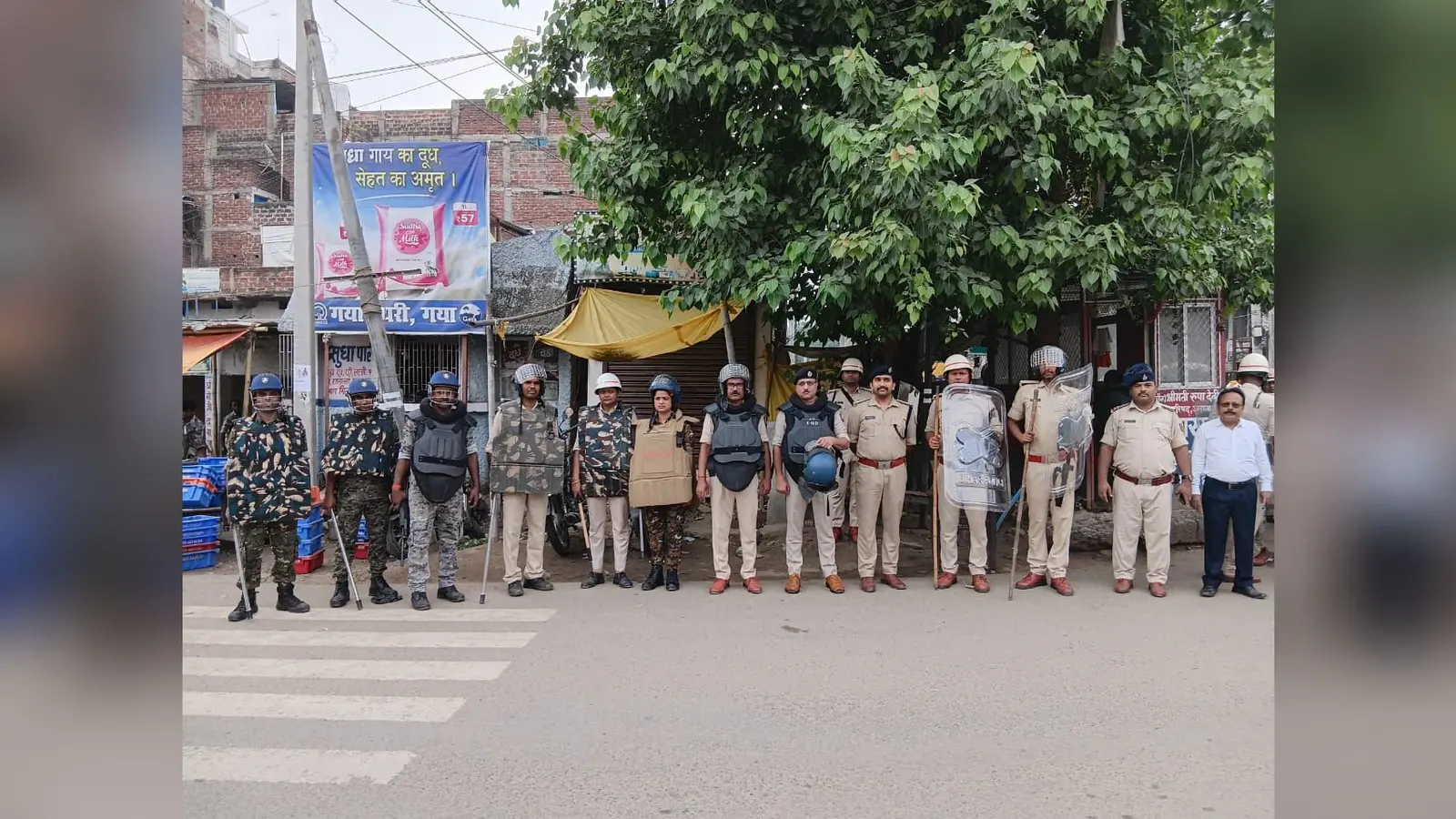 बंद को लेकर तैनात डंडा अधिकारी एवं पुलिस पदाधिकारी | Prabhat Khabar Network बंद को लेकर तैनात डंडा अधिकारी एवं पुलिस पदाधिकारी | Prabhat Khabar Network
