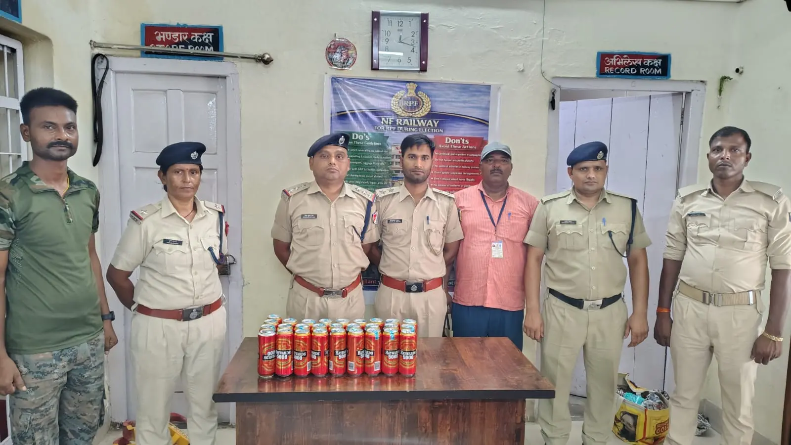 फोटो - बारसोई रेलवे स्टेशन पर बरामद 14 लीटर प्रतिबंधित शराब के साथ आरपीएफ एवं उत्पाद विभाग की टीम | Prabhat Khabar Network फोटो - बारसोई रेलवे स्टेशन पर बरामद 14 लीटर प्रतिबंधित शराब के साथ आरपीएफ एवं उत्पाद विभाग की टीम | Prabhat Khabar Network