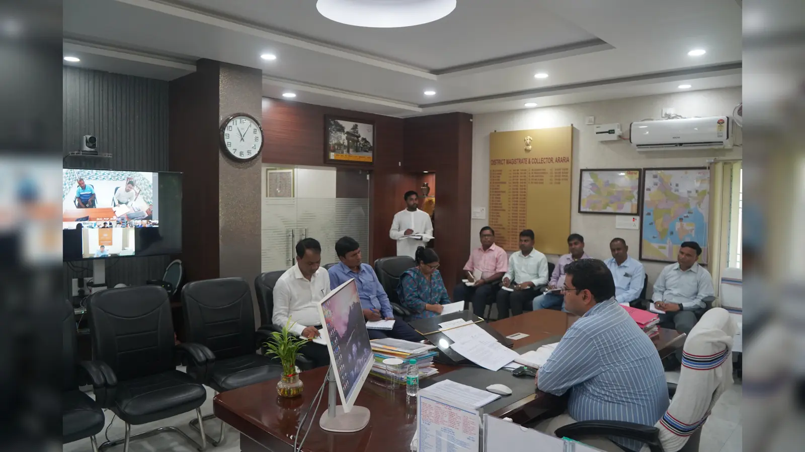 अधिकारियों को निर्देश देते जिलाधिकारी | Prabhat Khabar Network अधिकारियों को निर्देश देते जिलाधिकारी | Prabhat Khabar Network