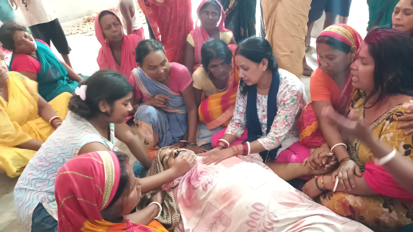 मृतक के शव के पास विलाप करते परिजन | Prabhat Khabar Network मृतक के शव के पास विलाप करते परिजन | Prabhat Khabar Network