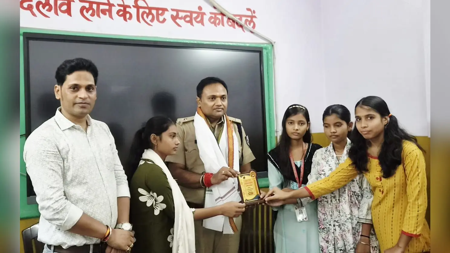 थानाध्यक्ष को सम्मानित करती छात्राएं | Prabhat Khabar Network थानाध्यक्ष को सम्मानित करती छात्राएं | Prabhat Khabar Network