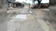गांधीनगर गांव की मुख्य सड़क पर बना बड़ा गड्ढा, हादसे का बना रहता है खतरा